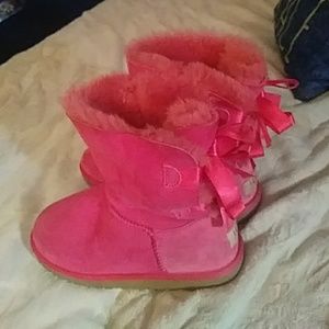 UGG with three adorable bows doen the back